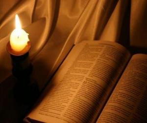 Puzzle Η Αγία Γραφή και ένα αναμμένο κερί στο βωμό